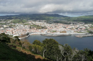 Hyra bil billigt i Angra do Heroísmo